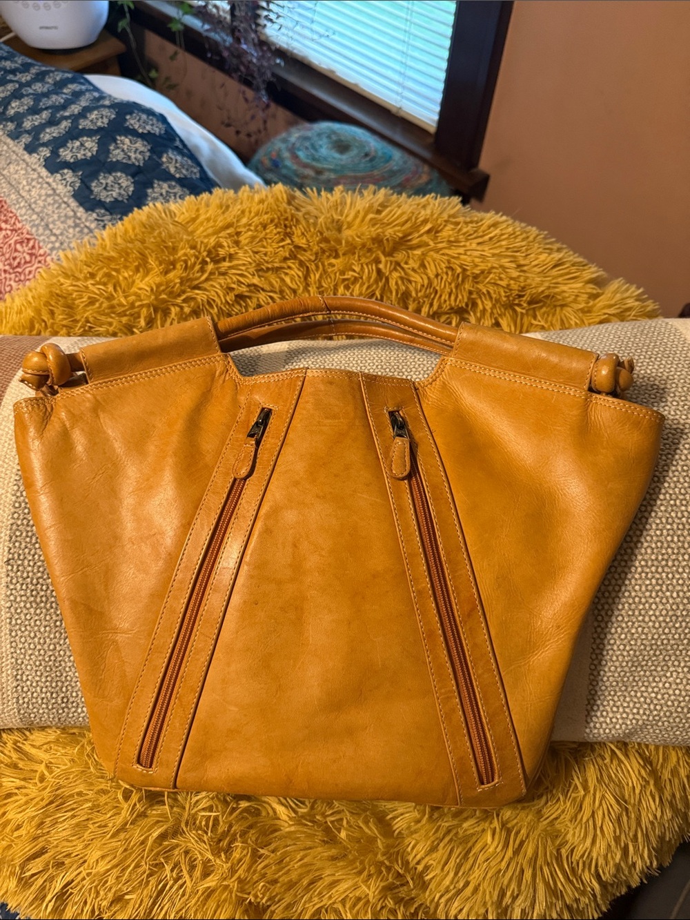 Women's Shoulder Bag in Warm Tan Leather - Sleek Everyday Carry
